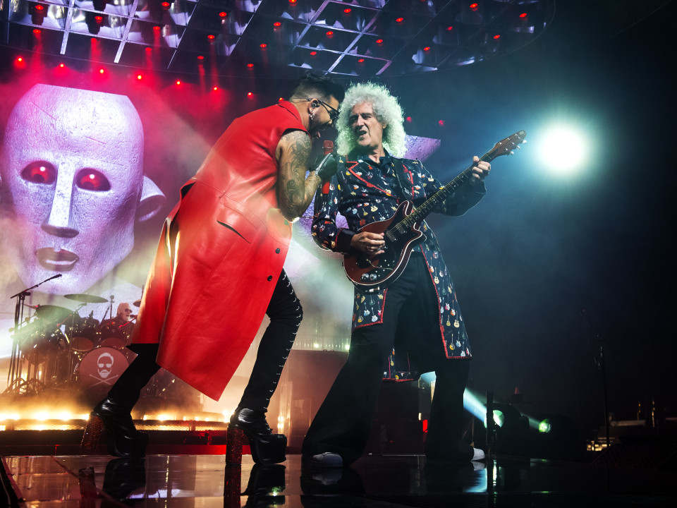 Queen + Adam Lambert va transmite on-line filmul-concert „Rhapsody Over London” de la O2 Arena