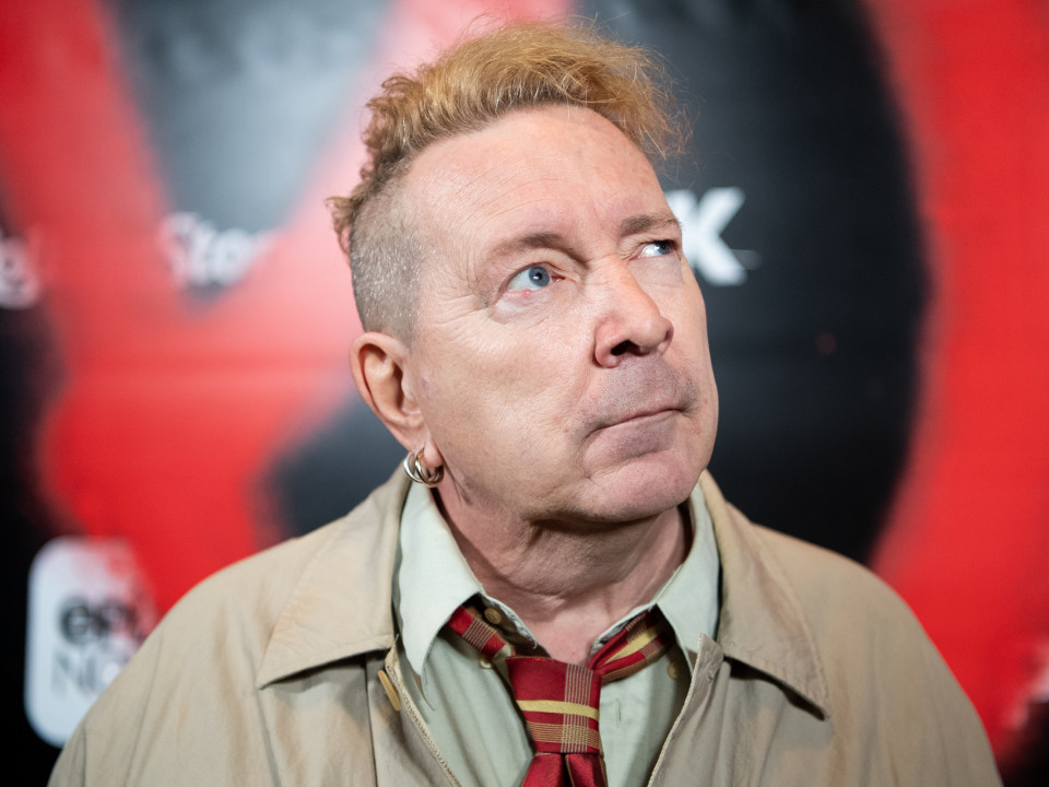 Johnny Rotten (Sex Pistols) îi aduce un omagiu Reginei Elisabeta a II-a