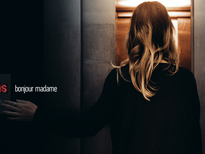 Alternosfera a lansat videoclipul „Bonjour Madame”