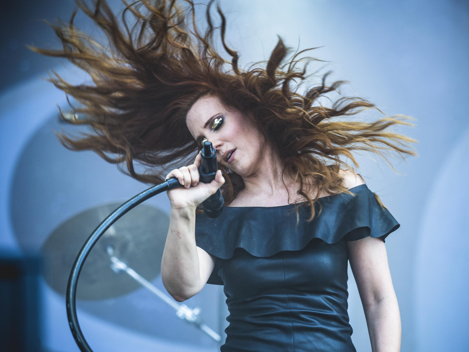 Apocalyptica lansează „Rise Again” cu solista Epica, Simone Simons