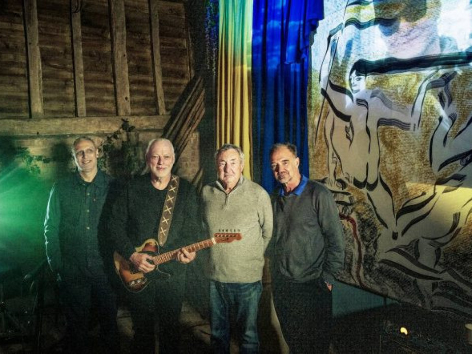 Pink Floyd mulțumește fanilor după ce a strâns jumătate de milion de lire sterline prin single-ul caritabil „Hey Hey, Rise Up”