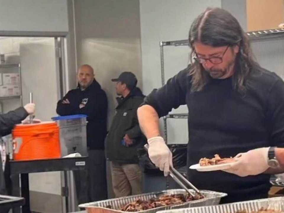 „There goes my hero”: Dave Grohl a gătit pentru persoanele fără adăpost