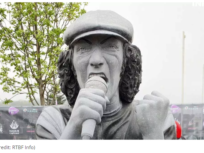 O statuie a solistului AC/DC Brian Johnson a fost dezvelită în Namur, Belgia