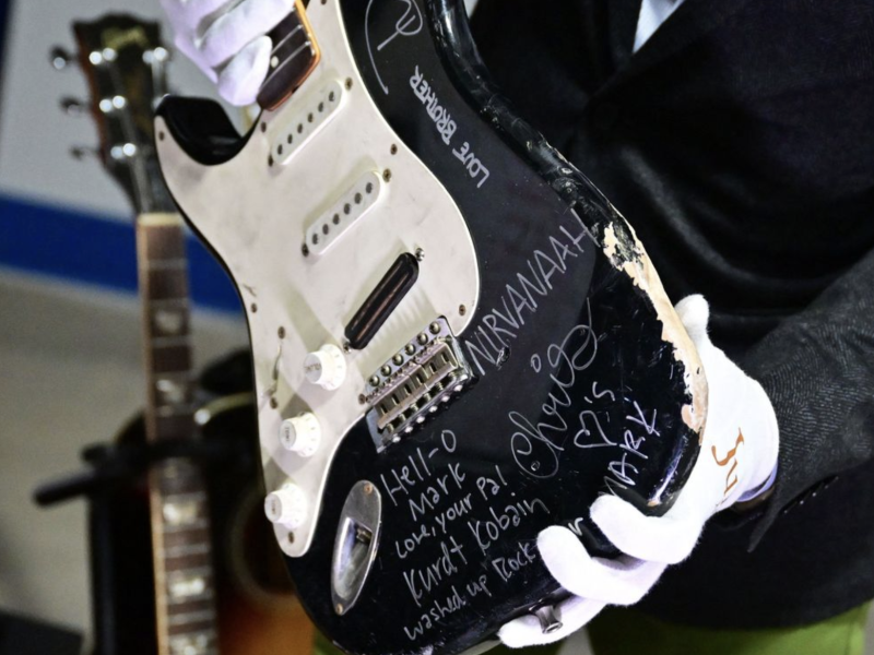 Noutățile din rock: cu cât s-a vândut chitara spartă de Kurt Cobain?