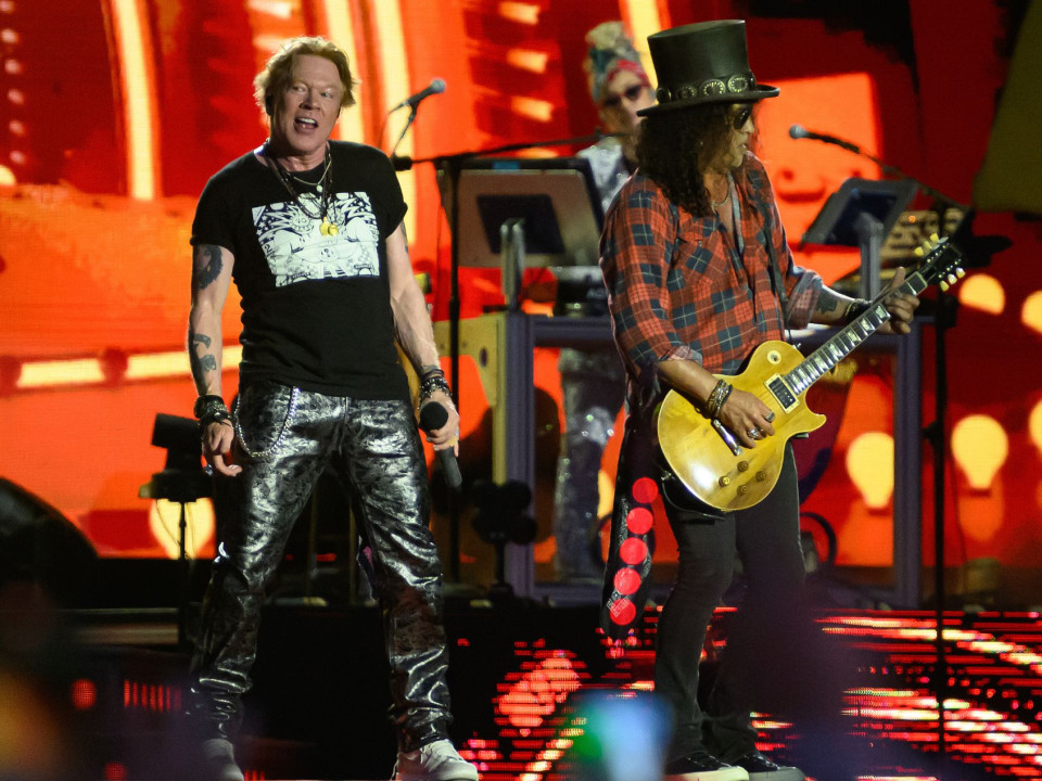 Fanii reacționează după ce Guns N’ Roses a început concertul de la Glasto la timp (foto & video)