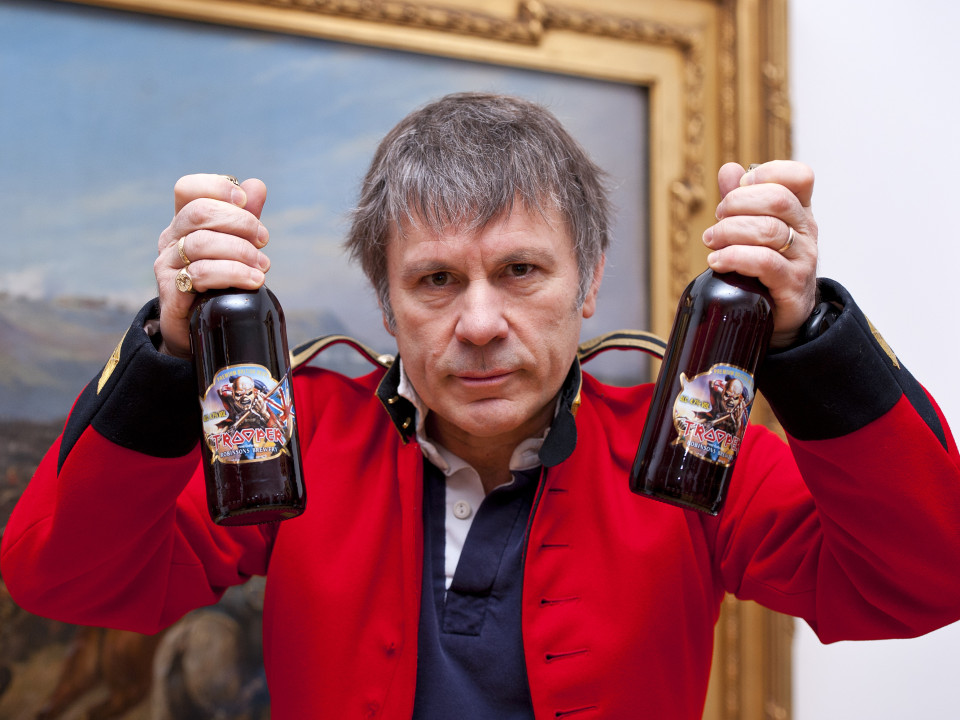 Bruce Dickinson de la Iron Maiden a servit bere pentru fani la fabrica  Robinsons Brewery