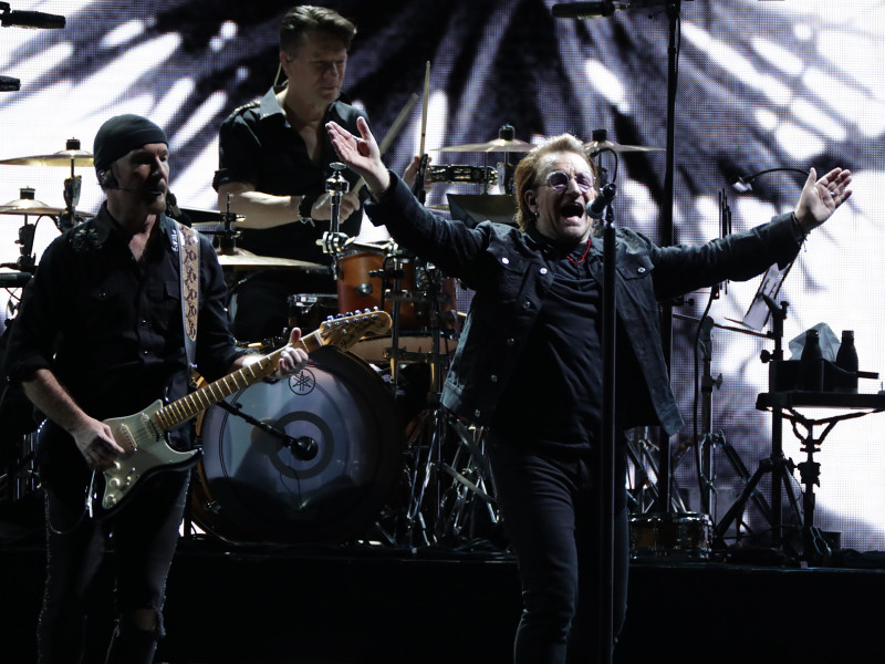 U2 filmează videoclipul noului single „Atomic City” în centrul orașului Las Vegas, cu Larry Mullen Jr. înapoi