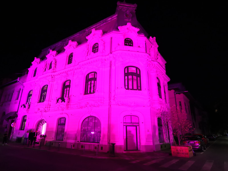 Casa Mița Biciclista, iluminată în roz de Ziua Națională a luptei împotriva cancerului de sân (1 octombrie)