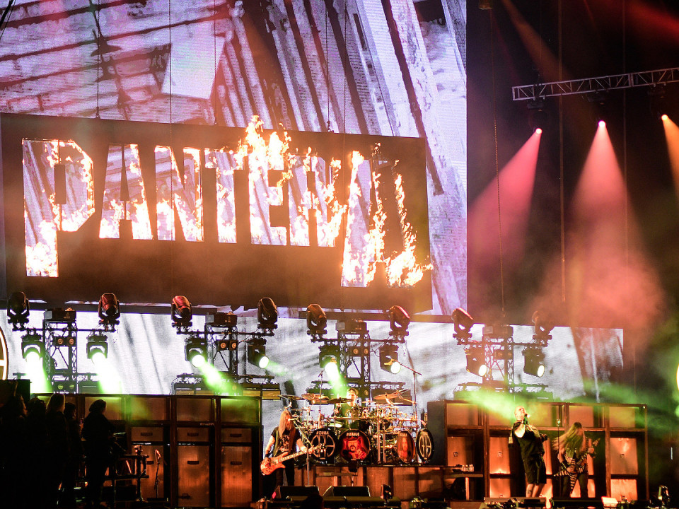Scoate Pantera un album live?