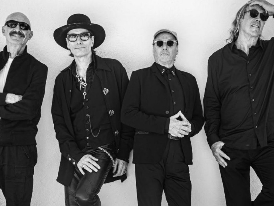 Super-grupul format din Adrian Belew, Tony Levin (King Crimson), Danny Carey (Tool) și Steve Vai pregătește un turneu cu muzica King Crimson