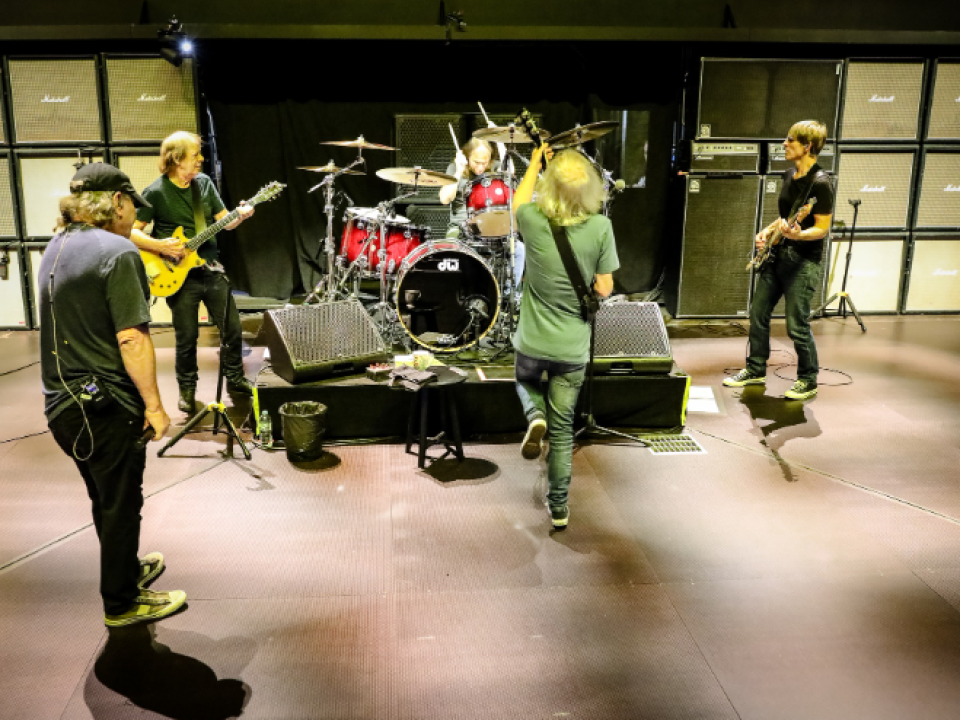 AC/DC au distribuit o fotografie cu noua componență, înainte de începerea turneului